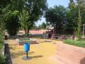 parco con trenino e giochi a molla